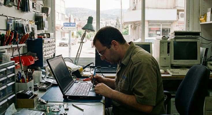 טכנאי מחשבים בראש העין